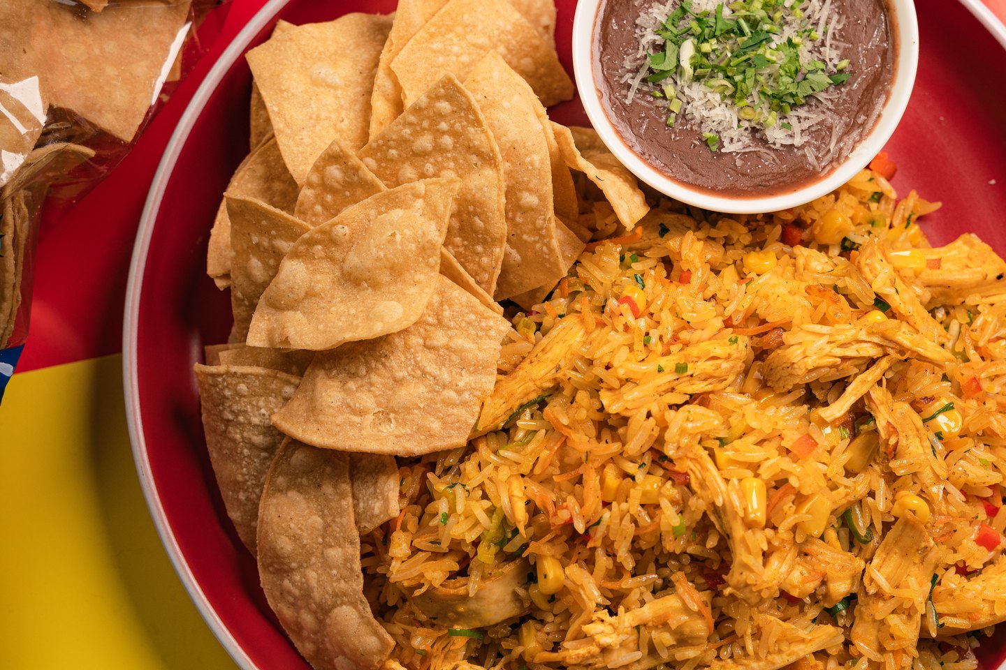 Arroz con pollo tico servido con Rafelitas Originales y frijoles molidos