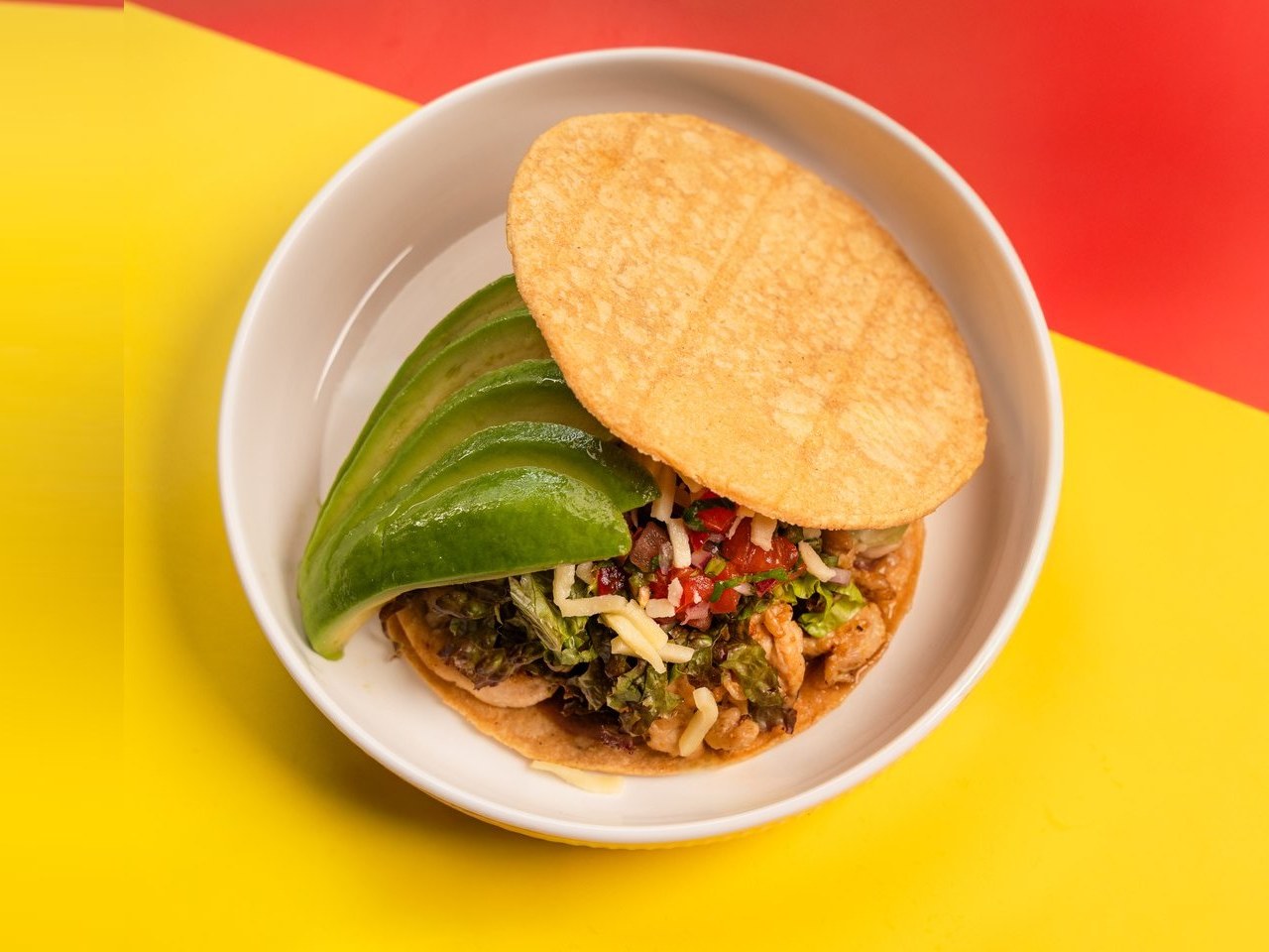 Chalupa Rafelitas con pollo, aguacate y repollo